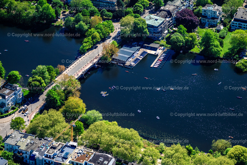 Hamburg_Winterhude_Langenzugbrücke_Segelsteg_Universität_Hamburg_ELS_3527010525 | HAMBURG 01.05.2025 Straßen- Brückenbauwerk " Langenzugbrücke " an der Sierichstraße in Hamburg, Deutschland. // Road and bridge construction" Langenzugbruecke " on street Sierichstrasse in Hamburg, Germany. Foto: Martin Elsen