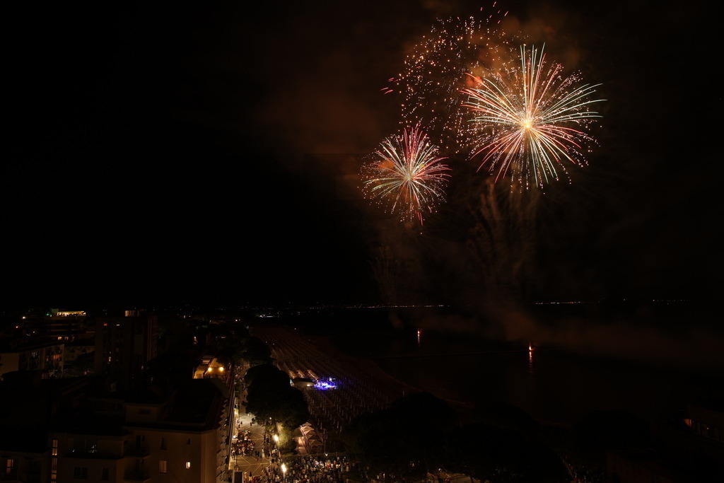 Ferragosto Fireworks in Grado, Italy | GRADO, ITALY, 15.AUG.26 - FIREWORKS - Ferragosto fireworks over the Adriatic Sea in Grado, Italy. Colorful fireworks light up the night sky above the beach, coastline and waterfront during the traditional summer celebration. - Realisiert mit Pictrs.com