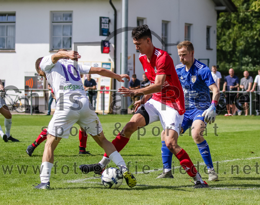 2023-07-30_108_FC_Lengdorf_gegen_SpVgg_Altenerding | Lengdorf, Deutschland, 30.07.2023:
Fußball, Kreisliga 2023 / 2024, 1. Spieltag, FC Lengdorf gegen SpVgg Altenerding, Endergebnis: 1:1

Leart Bilalli (SpVgg Altenerding, #10), Bastian Fischer (FC Lengdorf, #12), Torwart Johannes Preis (FC Lengdorf, #1)

Foto: Christian Riedel / fotografie-riedel.net