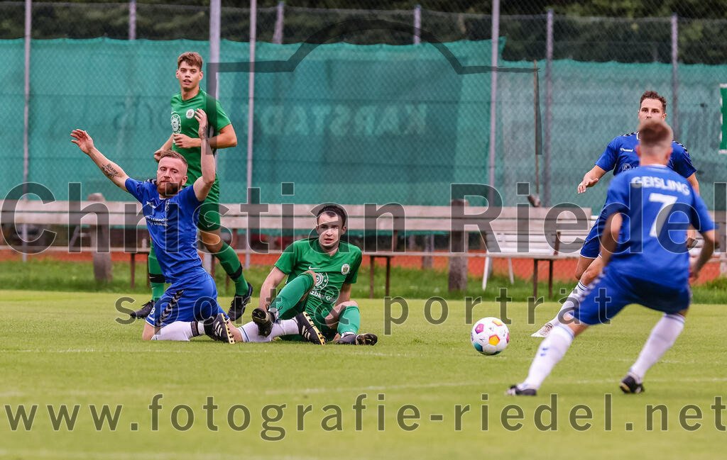 2023-08-04_017_FC_Forstern_gegen_FC_Langengeisling_II | Forstern, Deutschland, 04.08.2023:
Fußball, Kreisklasse 2023 / 2024, 1. Spieltag, FC Forstern gegen FC Langengeisling II, Endergebnis: 2:1

Moritz Wiesheu (FC Langengeisling, #8), Tobias Keserü (FC Forstern, #6)

Foto: Christian Riedel / fotografie-riedel.net