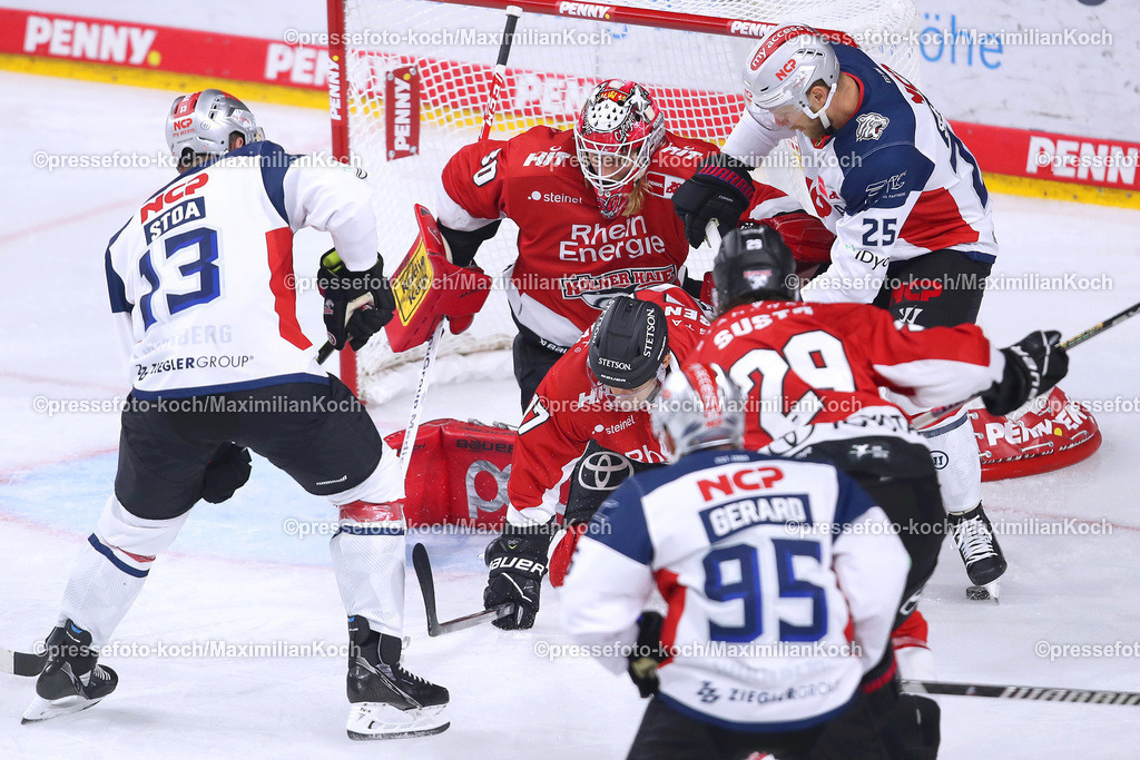 KoeDEL15092301009 | 15.09.2023, Köln, Eishockey, Penny DEL, Spieltag 1, Lanxess-Arena, Kölner Haie -  Nürnberg Ice Tigers: Ryan Stoa (Nürnberg Ice Tigers) und Daniel Schmölz (Nürnberg Ice Tigers) machen es Torhüter Mirko Pantkowski (Kölner Haie) im Tor nicht leicht