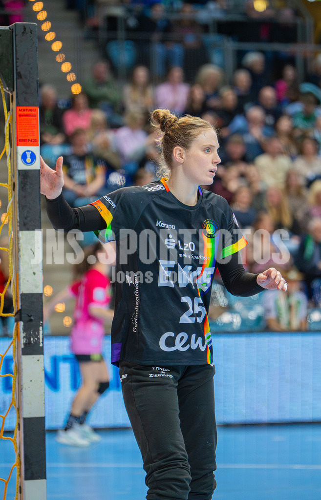 Handball I Frauen I Saison 2025-2026 I 1. HBF I 15. Spieltag I VFL Oldenburg - SV Union Halle-Neustadt 0068 | Madita Kohorst (25, VfL Oldenburg)  - Realisiert mit Pictrs.com