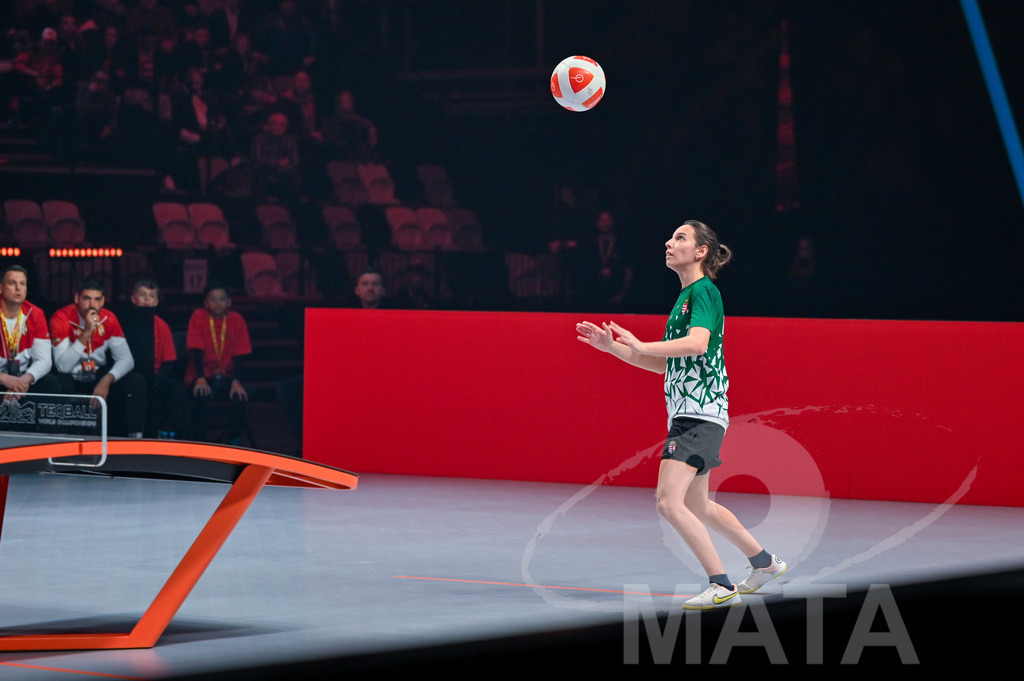 _DWI5868 | Anna Iszak beim Frauen- Single  Ungarn vs. USA bei der Teqball Weltmeisterschaft 2022 in der Kia Metropole Arena. Nürnberg, 27.11.2022 - Realisiert mit Pictrs.com