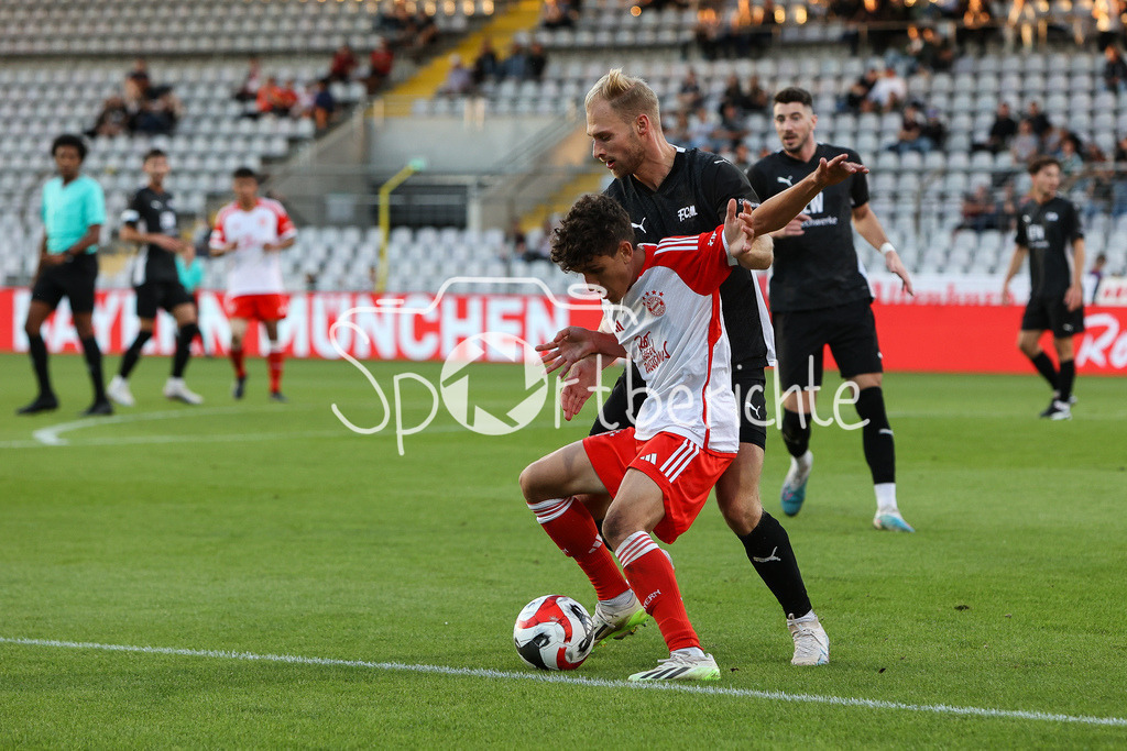 FC Bayern Amateure - FC Memmingen | Younes AITAMER (FCB #17) im Zweikampf mit Nicolai BRUGGER (FCM #4)
