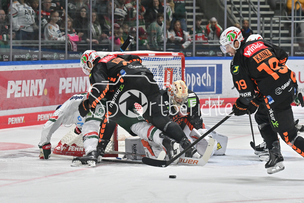 Augsburger Panther - Moser Medical Graz99ers | v. l. Alexandre GRENIER (Augsburger Panther 82), Frank HORA (Graz99ers 3) und Nicolas WIESER (Graz99ers 30), Lukas KAINZ (Graz99ers 19) / Duell Zweikampf / Testspiel: Augsburger Panther - Moser Medical Graz99ers; Curt Frenzel Stadion am 31.08.2025