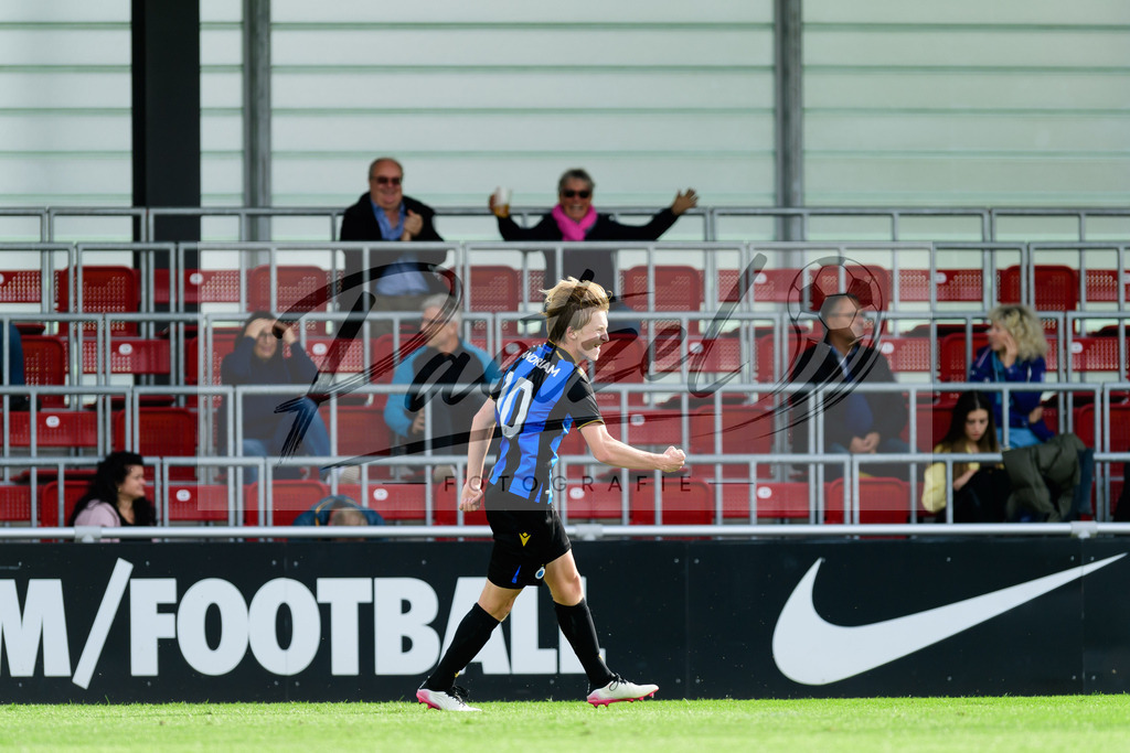 YLLEBR20210928_065 | Fussball, A-Junioren: Cisse Sandra (Club Brugge KV) Torjubel, jubelt nach seinem Treffer zum 1:2 beim Spiel der UEFA Youth League zwischen RB Leipzig und FC Bruegge im Stadion am Cottaweg am 28.09.2021 in Leipzig, Deutschland. - Realisiert mit Pictrs.com