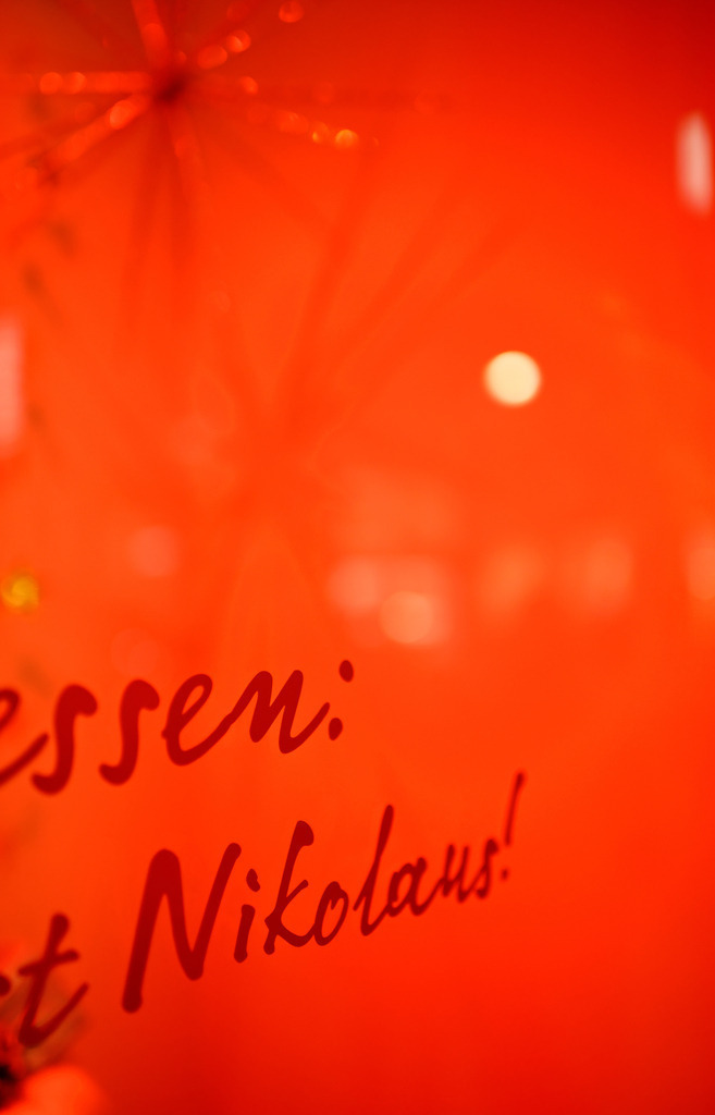 rote Werbetafel | Wien, Austria - December 03, 2012: rote Werbetafel mit Aufschrift Nikolaus. - Realisiert mit Pictrs.com