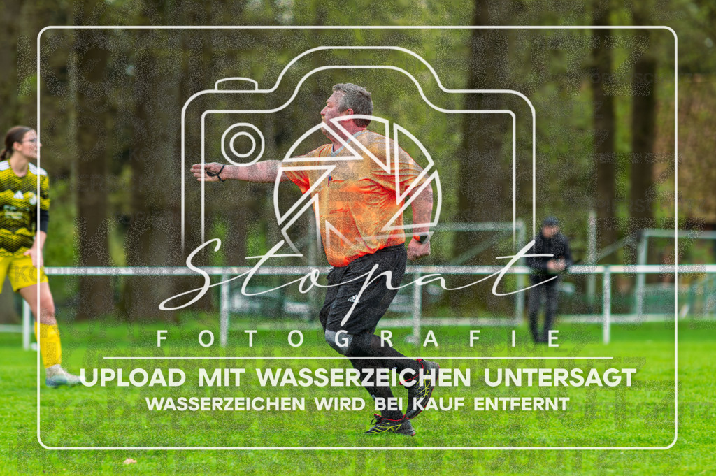 DZC_0591-Verbessert-RR | Adam Labus (Schiedsrichter) beim Damen Kreispokal Halbfinale HK/CE zwischen SG Fulde und SG Wohlde/Sudwinsen im Fulder Zentralstadion, Fulde (Simon Paul Stopat) - Realisiert mit Pictrs.com