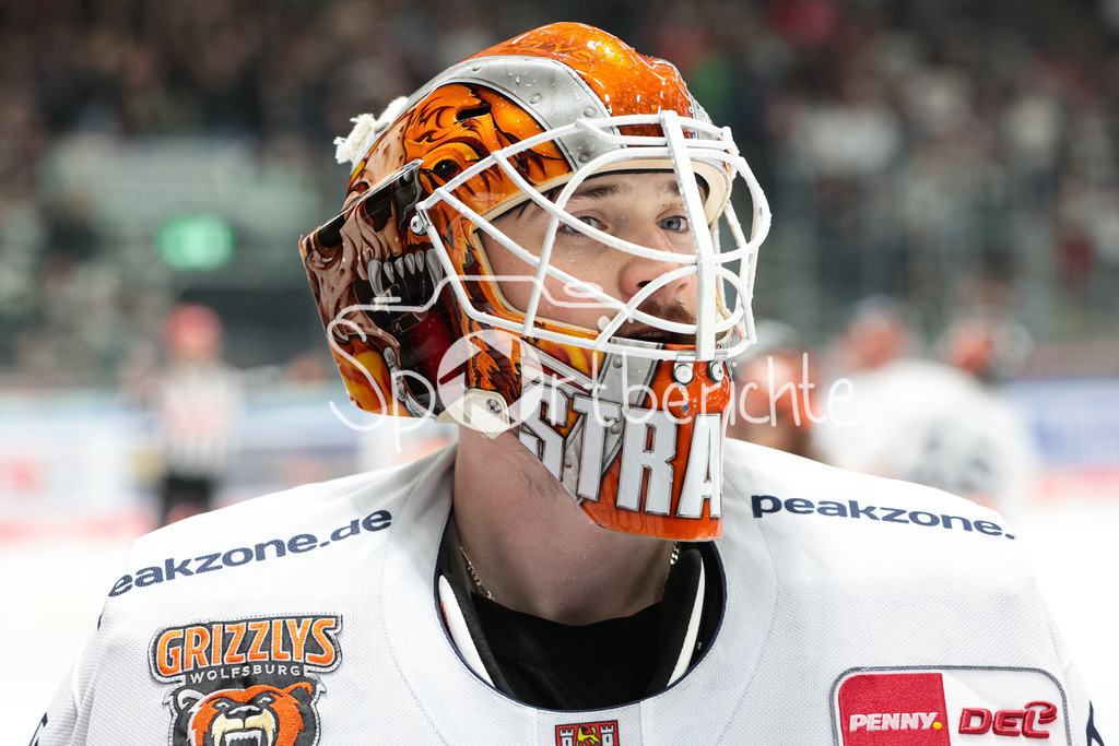 Augsburger Panther - Grizzlys Wolfsburg | Dustin STRAHLMEIER (WOB #1) in Aktion
