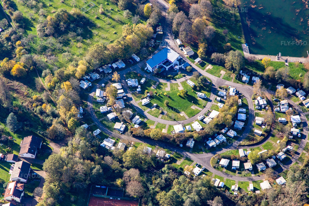 Luftbild: Caravanplatz Mühlenweiher im Ortsteil Kirkel-Neuhäusel in Kirkel im Bundesland Saarland in Deutschland. – Foto: IMG_144028.jpg vom 27.10.2024 durch Werner Riehm/FLY-FOTO.de – Auflösung des Originals: 5472 x 3648 px – Caravanplatz Mühlenweiher | Gemeinde Kirkel
