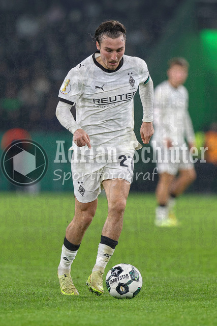 Borussia Mönchengladbach vs Karlsruher SC - DFB-Pokal 2. Runde | Mönchengladbach, Deutschland, 28.10.25:   Rocco Reitz (Borussia Mönchengladbach) in Aktion am Ball, Einzelaktion waehrend des Spiels der DFB-Pokal 2. Runde zwischen Borussia Mönchengladbach vs Karlsruher SC im Stadion im Borussia Park(Foto von Brauer-Fotoagentur / Adrian Schlueter)