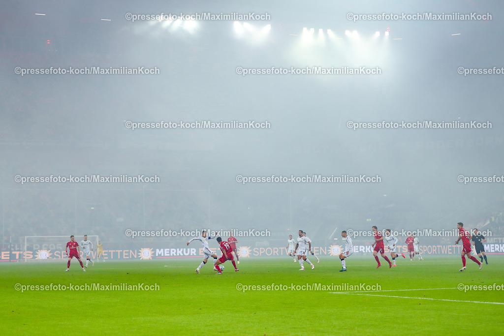 Due0911240109602126 | 09.11.2024, Fußball, Fortuna Düsseldorf - SC Paderborn 07, 2. Bundesliga, Merkur Spiel-Arena, Saison 2024 2025: Dichter Rauch im Stadion nach der Choreo der Paderborner Ultras DFB regulations prohibit any use of photographs as image sequences and or quasi-video.