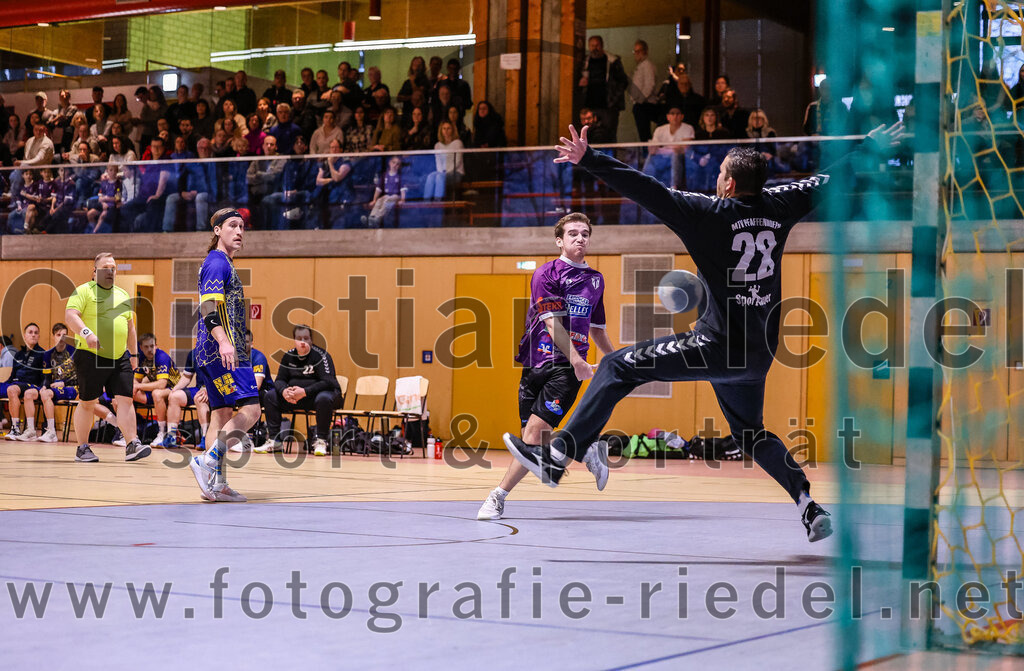 2024-12-14_053_SpVgg_Altenerding_gegen_MTV_Pfaffenhofen | Erding, Deutschland, 14.12.2024:Handball, Bezirksoberliga Männer 2024 / 2025, 10. Spieltag, SpVgg Altenerding gegen MTV Pfaffenhofen, Endergebnis: 32:30Joseph Wyhnalek (SpVgg Altenerding, #2), Tobias Hartmair (MTV Pfaffenhofen, #28)Foto: Christian Riedel / fotografie-riedel.net