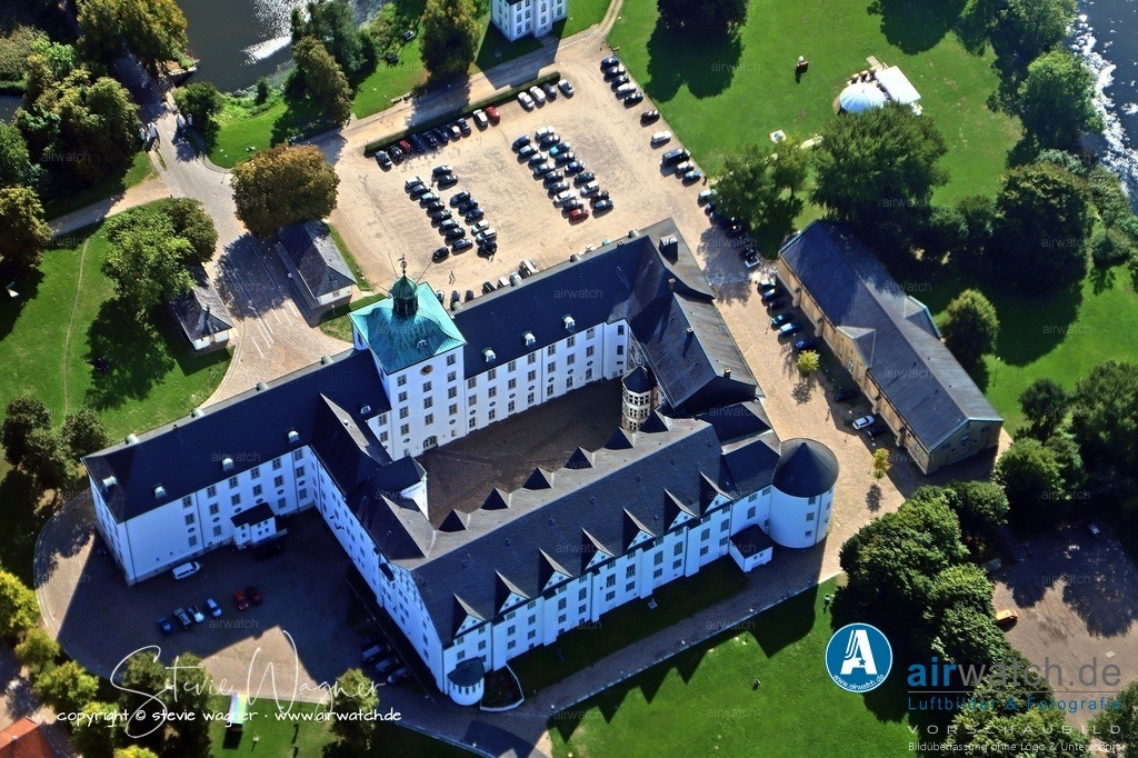 Luftbilder Ostseefjord Schlei, Schloss Gottorf, Anflug Norden  | Schloss Gottorf in Schleswig: Während des Zweiten Weltkriegs diente das Schloss ab 1945 als Auffanglager für Flüchtlinge aus den ostdeutschen Gebieten, wobei bis zum Sommer 1945 die Zahl der Untergebrachten auf fast 18.000 anstieg.