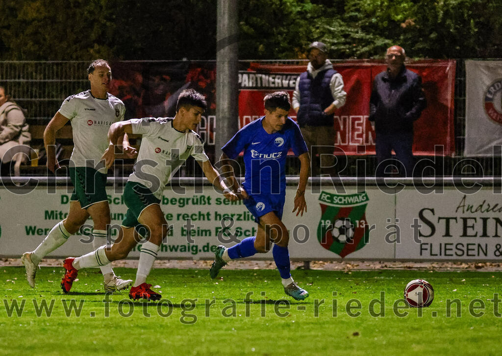 2023-10-13_017_FC_Schwaig_gegen_TSV_Ampfing | Oberding, Deutschland, 13.10.2023:
Fußball, Landesliga Südost 2023 / 2024, 16. Spieltag, FC Schwaig gegen TSV Ampfing, Endergebnis: 3:2

Roman Mavdryk (FC Schwaig, #3), Ivo Petrovic (TSV Ampfing, #19)

Foto: Christian Riedel / fotografie-riedel.net