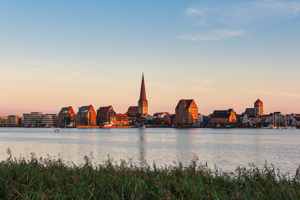 Blick über die Warnow auf die Hansestadt Rostock am Abend | Blick über die Warnow auf die Hansestadt Rostock am Abend.