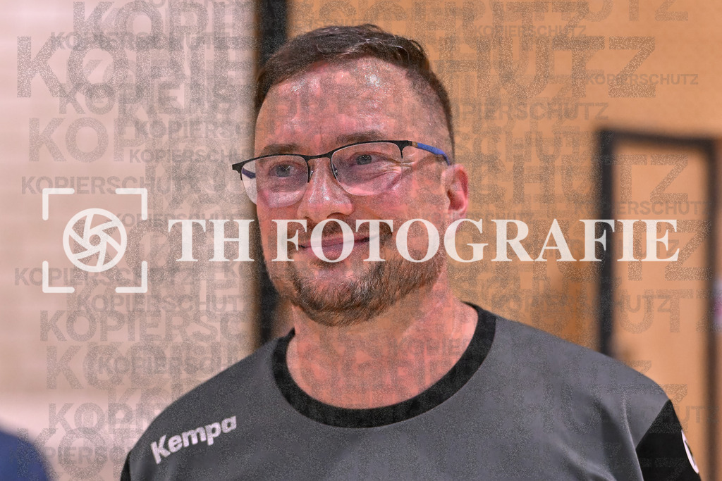 GER, SG Maulburg/Steinen - HB Kinzigtal, Handball, Suedbadenliga, 22. Spieltag, Saison 2023/2024, 27.04.2024 | Karsten Haas (SG Maulburg Steinen, Trainer)

GER, SG Maulburg/Steinen - HB Kinzigtal, Handball, Suedbadenliga, 22. Spieltag, Saison 2023/2024, 27.04.2024

Foto: TH Fotografie/Thomas Hess