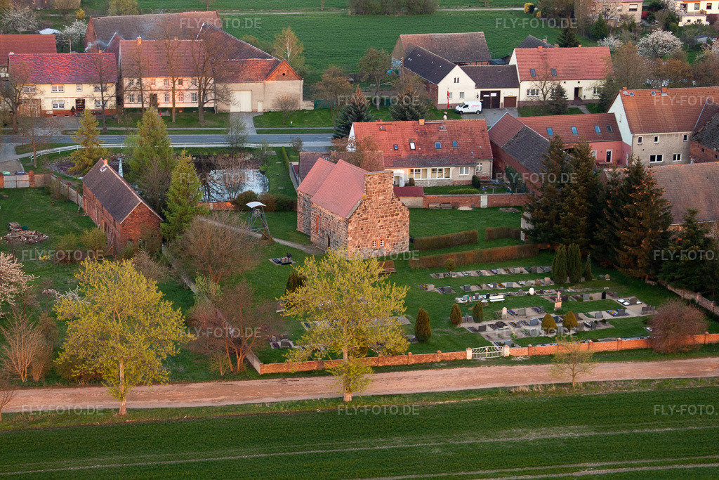 Luftbild: Kirchengebäude Fläming im Ortsteil Werbig in Niederer im Bundesland Brandenburg in Deutschland. Foto: IMG_26146.jpg vom 23.04.2010 durch Werner Riehm/FLY-FOTO.de