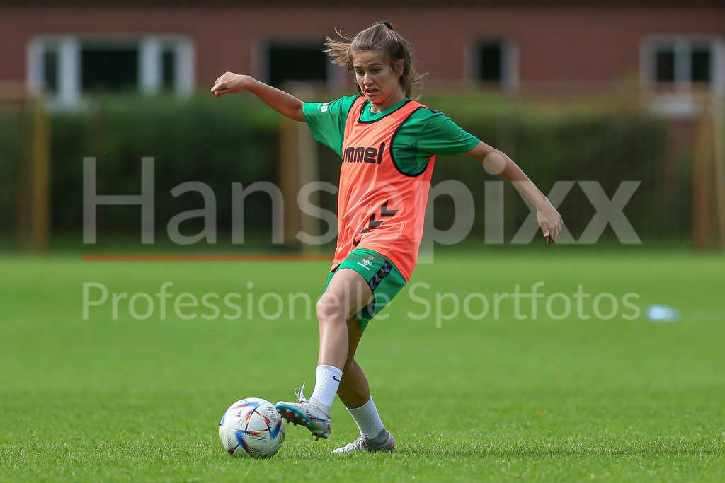 Fussball, Google Pixel Frauen-Bundesliga, Training SV Werder Bremen | v.li.: Melina Kunkel (SV Werder Bremen, 29) Freisteller, Einzelbild, Ganzkörper, Aktion, Action, Spielszene