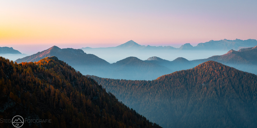 Herbst in den Tälern | Am Morgen zieht ein leichter Nebel durch die herbstlichen Täler im Tessin. Format 2:1 - Realized with Pictrs.com