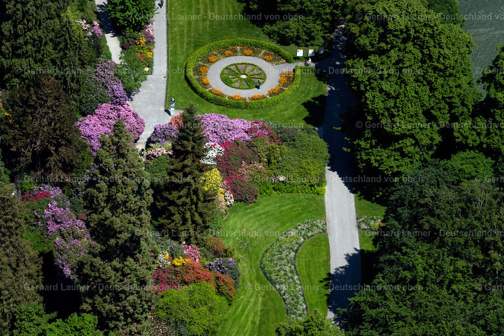 4027311 | KONSTANZ 17.05.2020 Parkanlage mit Blumenuhr auf der Insel Mainau im Bundesland Baden-Württemberg, Deutschland. Weiterführende Informationen bei: Mainau GmbH. // Park of on Palmenhaus in Konstanz at island Mainau in the state Baden-Wuerttemberg, Germany. Further information at: Mainau GmbH. Foto: Gerhard Launer