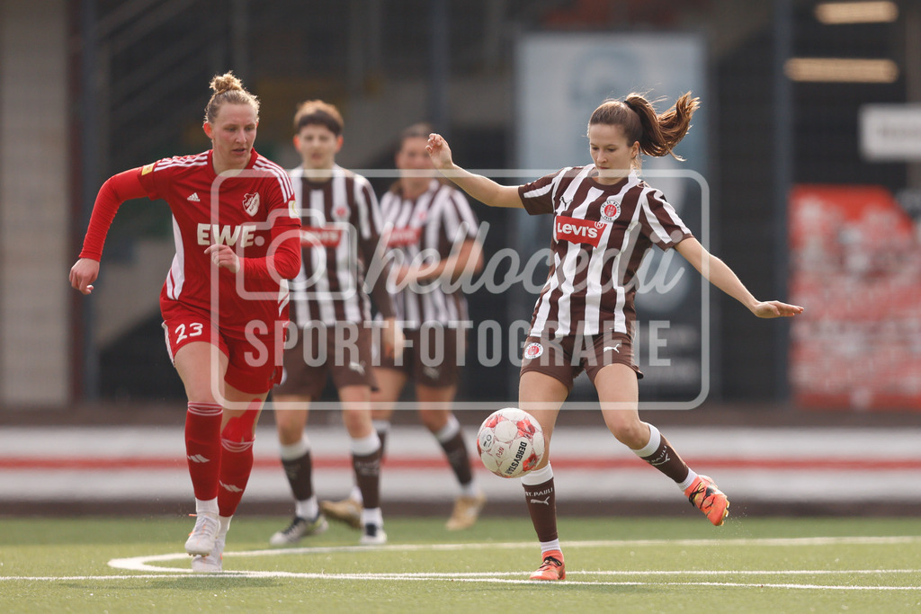 Fußball I Frauen I Saison 2025-2026 I Regionalliga Nord I 15. Spieltag I St. Pauli - SpVg Aurich-98 | Dorothea Elisabeth Greulich (23, SpVg Aurich) Jette Schulz (8, FC St. Pauli) - Realisiert mit Pictrs.com