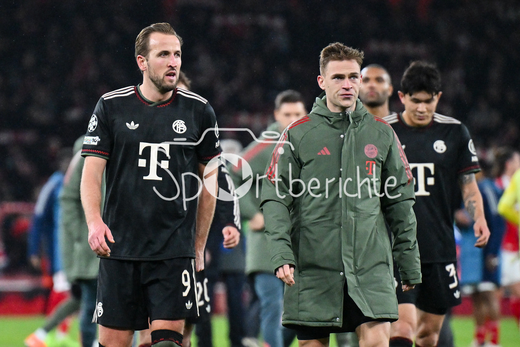 Arsenal FC - FC Bayern München | LONDON, ENGLAND - 26. NOVEMBER: die Spieler der Bayern bedanken sich mit hängendem Kopf bei den mitgereisen Fans nach dem Ligaspiel zwischen Arsenal London und dem FC Bayern München am 5. Spieltag der UEFA Champions League im Emirates Stadium am 26.11.2025 / Harry KANE (FC Bayern Munich 9) Joshua KIMMICH (FC Bayern Munich 6)