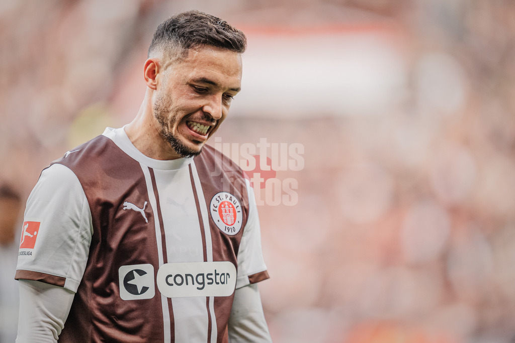 Fußball | Männer | Saison 2025/2026  | Fußball-Bundesliga | 29. Spieltag | FC St. Pauli vs. FC Bayern München | 11.04.2026 | Mathias Pereira Lage (#28, FC St. Pauli) ärgert sich