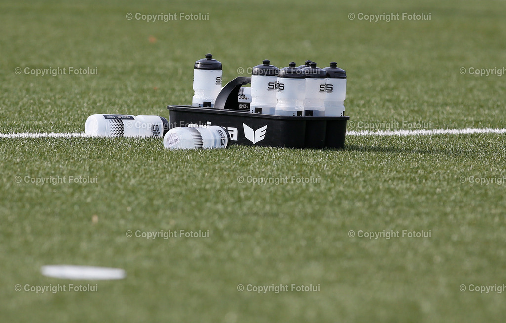 A_LUI_080325_03 | SPORT FUSSBALL REGIONALLIGA MITTE ASKOE OEDT -JUNGE WIKINGER RIED 08.03.IM BILD : TRINKFLASCHEN FOTO:FOTOLUI