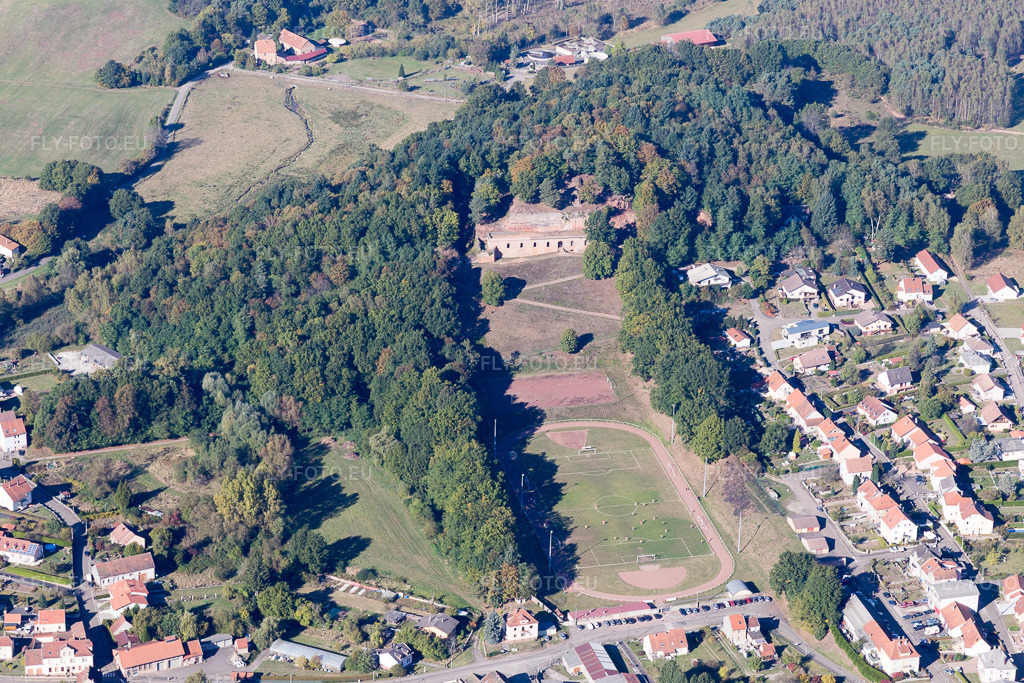 Vue aérienne: Vue de la ville à Bitche dans le département Moselle, France. Photo: IMG_095165.jpg prise le 16/10/2016 par Werner Riehm/FLY-FOTO.euRésolution de l'original: 5472 x 3648 px