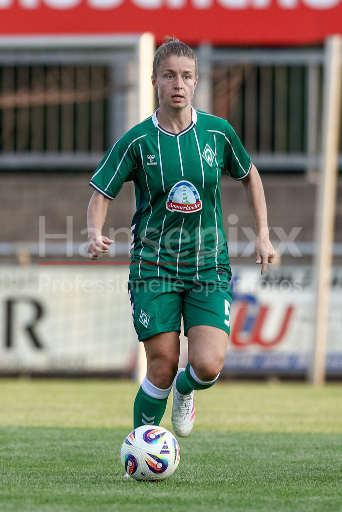 Fussball, Testspiel Frauen, SV Meppen - SV Werder Bremen | Michelle Ulbrich (SV Werder Bremen, 5) am Ball, Freisteller, Einzelbild, Ganzkörper, Aktion, Action, Spielszene