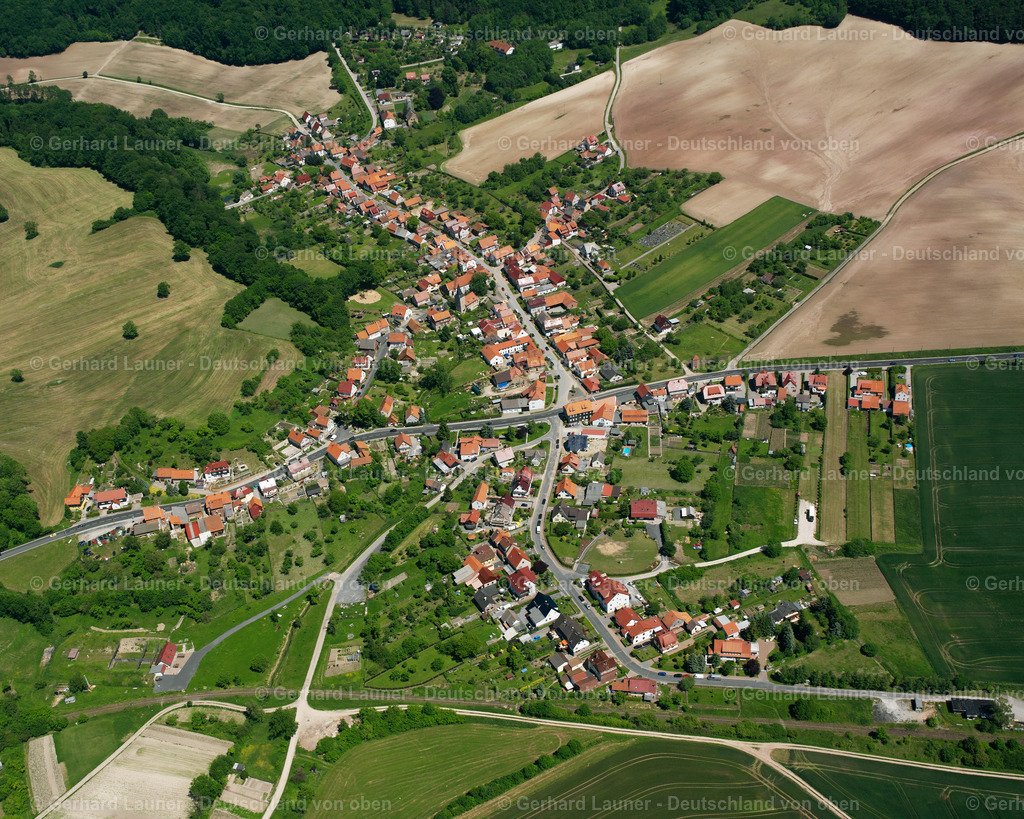 2634300 | WINTZINGERODE 09.06.2006 Stadtansicht vom Stadtrand angrenzend an landwirtschaftliche Feldern  in Wintzingerode im Bundesland Thüringen, Deutschland // City view from the outskirts with adjacent agricultural fields  in Wintzingerode in the state Thuringia, Germany Foto: Gerhard Launer