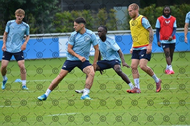 RGE_9737 | Hertha BSC, 2.Bundesliga, Herren, Fußball, Training auf dem Schenckendorffplatz, Mittwoch 29.07. 2026, Saison 2026/27, im Bild Josip Brekalo (Hertha BSC ), dahinter Boris Lum ( Hertha )  Fotograf: Ralf Gebhardt - Realisiert mit Pictrs.com