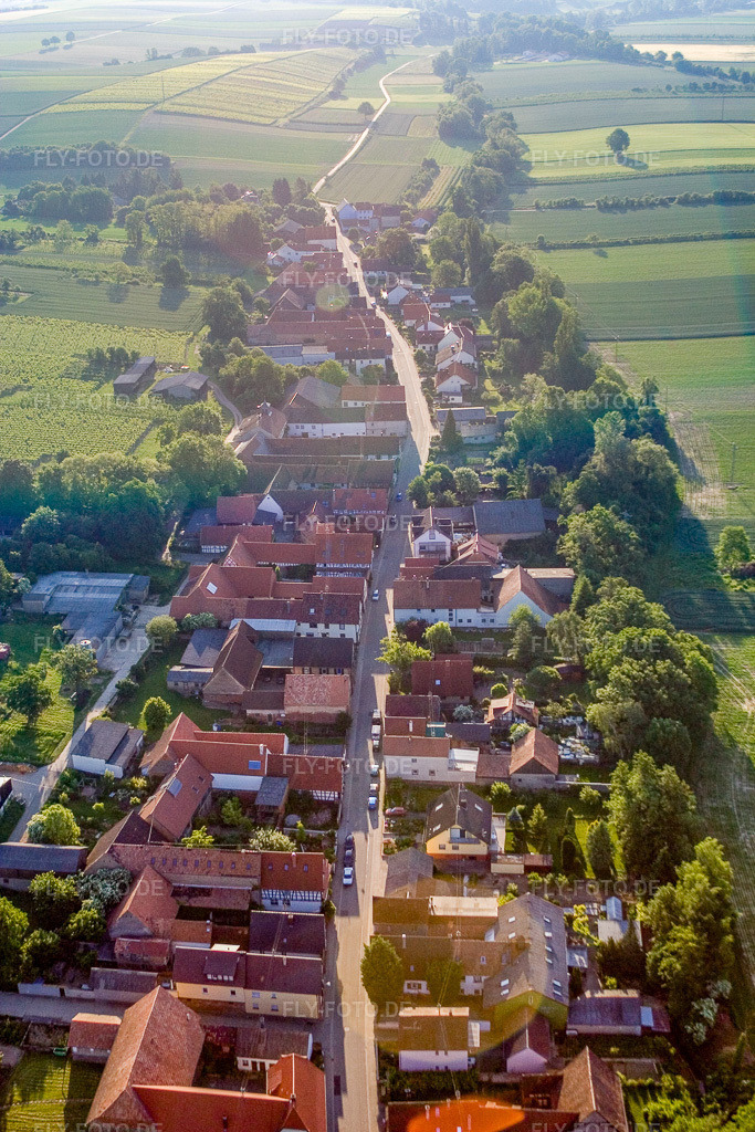 Luftbild: Hauptstraße von Westen in Vollmersweiler im Bundesland Rheinland-Pfalz in Deutschland. Foto: IMG_2712.jpg vom 11.06.2006 durch Werner Riehm/FLY-FOTO.de