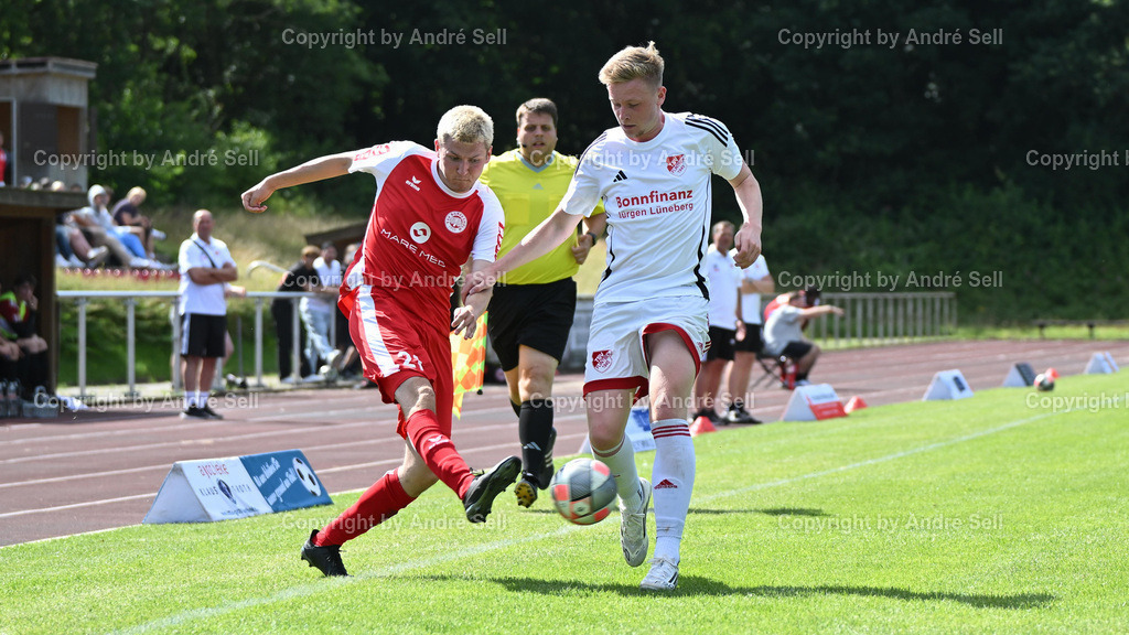 TSV Bordesholm vs. TSV Flintbek | Jan Chélard (Bordesholm #21) / Lukas Dagga (Flintbek #15) / Fußball-Verbandsliga Ost Männer 2025/2026 / TSV Bordesholm vs. TSV Flintbek / Sportanlage Platz A / 24582 Bordesholm / 16.08.25 - Realisiert mit Pictrs.com