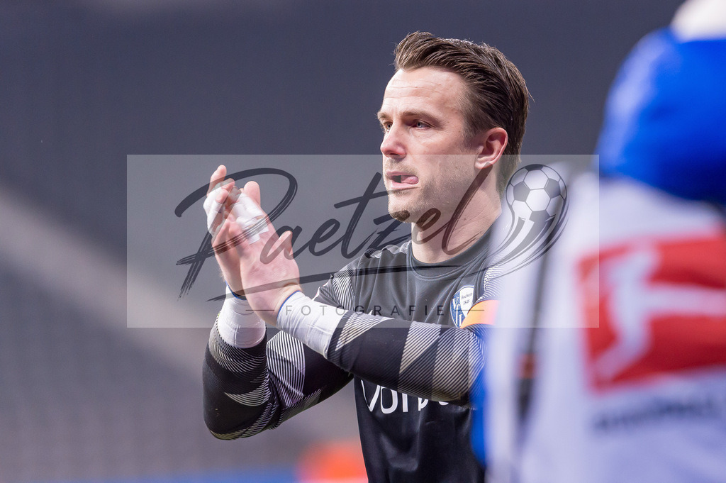 HERBOC20220204_079 | Fussball, Herren: Torwart Manuel Riemann (VfL Bochum) gestikuliert, Gestik bei dem Spiel der 1. Bundesliga zwischen Hertha BSC und VfL Bochum im Olypiastadion am 04.02.2022 in Berlin, Deutschland.DFB / DFL REGULATIONS PROHIBIT ANY USE OF PHOTOGRAPHS AS IMAGE SEQUENCES AND/OR QUASI-VIDEO. - Realisiert mit Pictrs.com