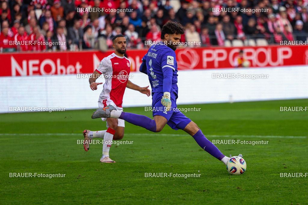 Rot-Weiss Essen - Viktoria Köln - 3.Liga | Essen, Deutschland, 18.10.2025 Dudu (Viktoria Köln)  Einzelaktion während des 3.Liga Spiels zwischen Rot-Weiss Essen- Viktoria Köln im Stadion an der Hafenstraße am 01.08.2025 in Essen. (Foto von Timo Bluhmki-Schmidt/ Brauer Fotoagentur