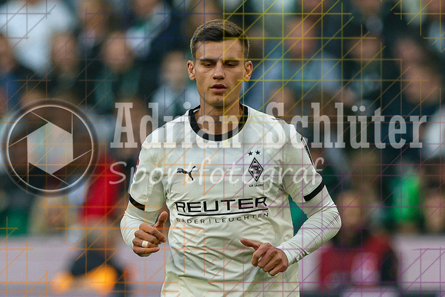 Borussia Mönchengladbach vs Eintracht Frankfurt - Bundesliga  | Mönchengladbach, Deutschland, 27.09.25:   Yannik Engelhardt (Borussia Mönchengladbach) schaut waehrend des Spiels der Bundesliga zwischen Borussia Mönchengladbach vs Eintracht Frankfurt im Stadion im Borussia Park(Foto von Brauer-Fotoagentur / Adrian Schlueter)