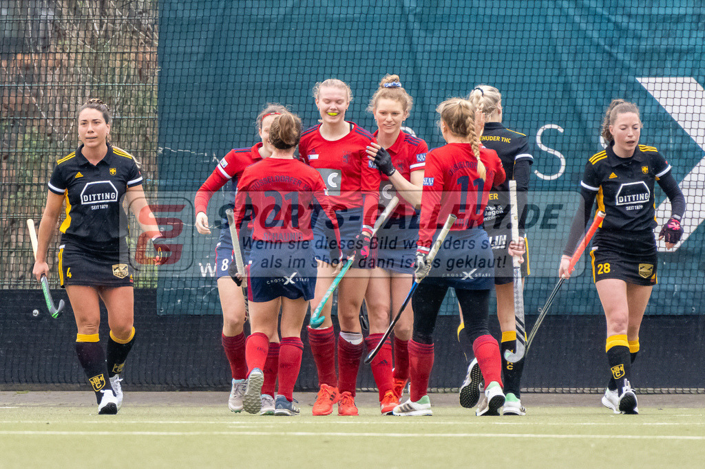 HK_20230401_106602 | 1. Bundesliga Damen Düsseldorfer HC - Harvestehuder THC  am 1.4.2023 DHC Düsseldorf, Düsseldorf , Maike Schaunig ( Düsseldorfer HC #21 ) , Sara Strauss ( Düsseldorfer HC #11 )