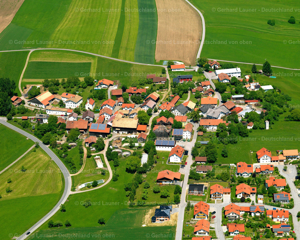 2724074 | OBERNDORF 19.05.2007 Landwirtschaftliche Nutzflächen und Feldgrenzen  umsäumen das Siedlungsgebiet des Dorfes in Oberndorf im Bundesland Bayern, Deutschland // Agricultural land and field boundaries surround the settlement area of the village  in Oberndorf in the state Bavaria, Germany Foto: Gerhard Launer
