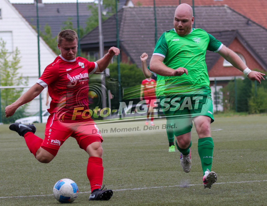 Bünder SV - TV Elverdissen | Auf dem Bild zu sehen: rot Bünder SV: Robin Luca Wolf ; grün TV Elverdissen: Jonas Meise  Bünder SV, TV Elverdissen, Saison 26/27, Kreisliga A, Bünde, Deutschland - Realisiert mit Pictrs.com