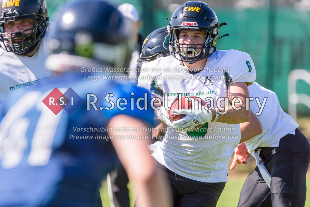 American Football, Saison 2022, Regionalliga Nord, Hamburg Blue Devils - Oldenburg Knights, Dr.-Hermann-Schnell-Sportplatz (Hamburg), 06.08.2022, 07. Gameweek | Nils Bünger (#6, Oldenburg, DE)