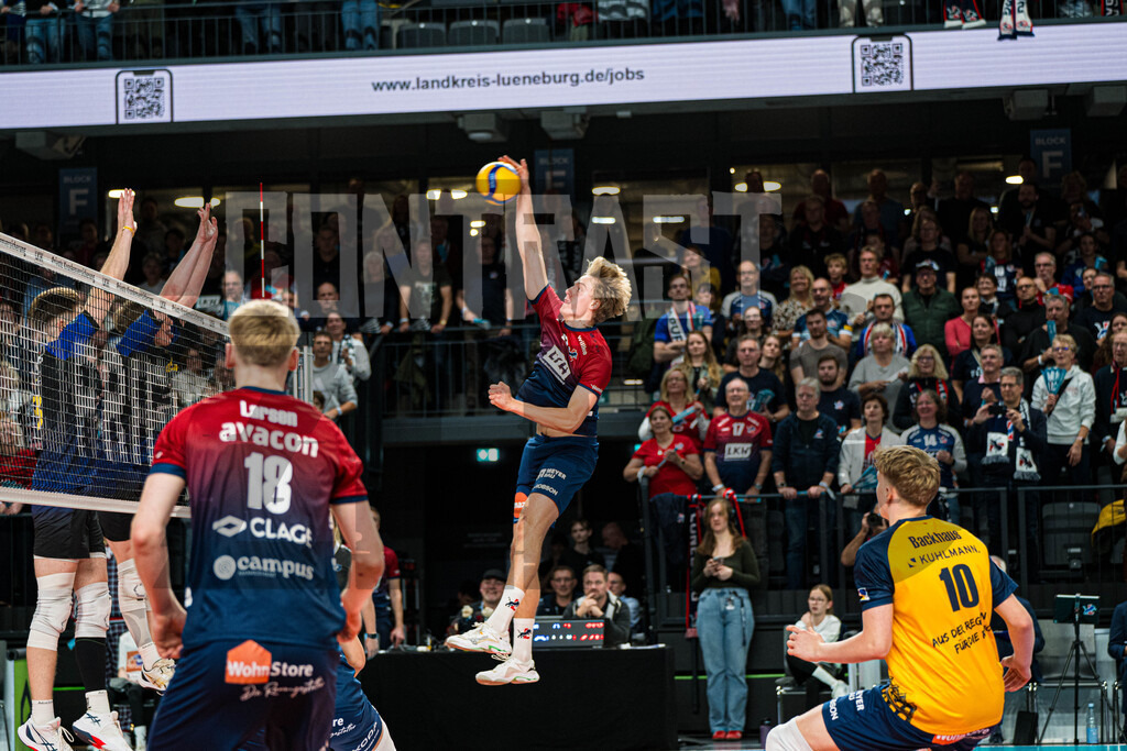 Volleyball I Herren I Saison 2025/2026 I Volleyball Bundesliga I 2. Spieltag I SVG Lüneburg - cerebricks Volley Goats Mitteldeutschland | Axel Valentin Enlund (17, SVG Lüneburg) im Angriff - Realisiert mit Pictrs.com