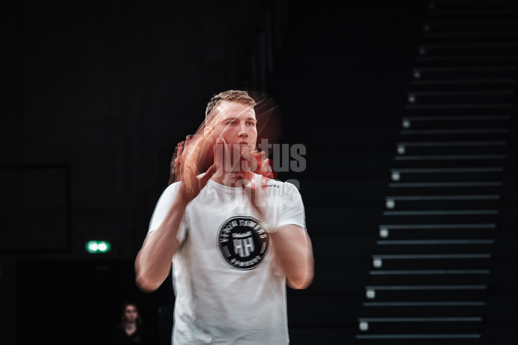 Basketball | Männer | Saison 2023/2024 | easyCredit Basketball Bundesliga | 32. Spieltag | Veolia Towers Hamburg vs. NINERS Chemnitz | 04.05.2024 | Lukas Meisner (#7, Hamburg Towers) beim Warmup
