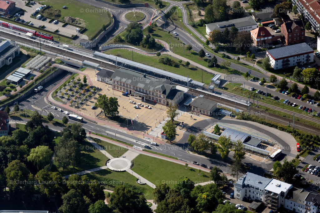 4061147 | GREIFSWALD 08.09.2021 Gleisverlauf und Gebäude des Hauptbahnhofes an der Bahnhofstraße in Greifswald im Bundesland Mecklenburg-Vorpommern, Deutschland. // Track progress and building of the main station of the railway on Bahnhofstrasse in Greifswald in the state Mecklenburg - Western Pomerania, Germany. Foto: Gerhard Launer