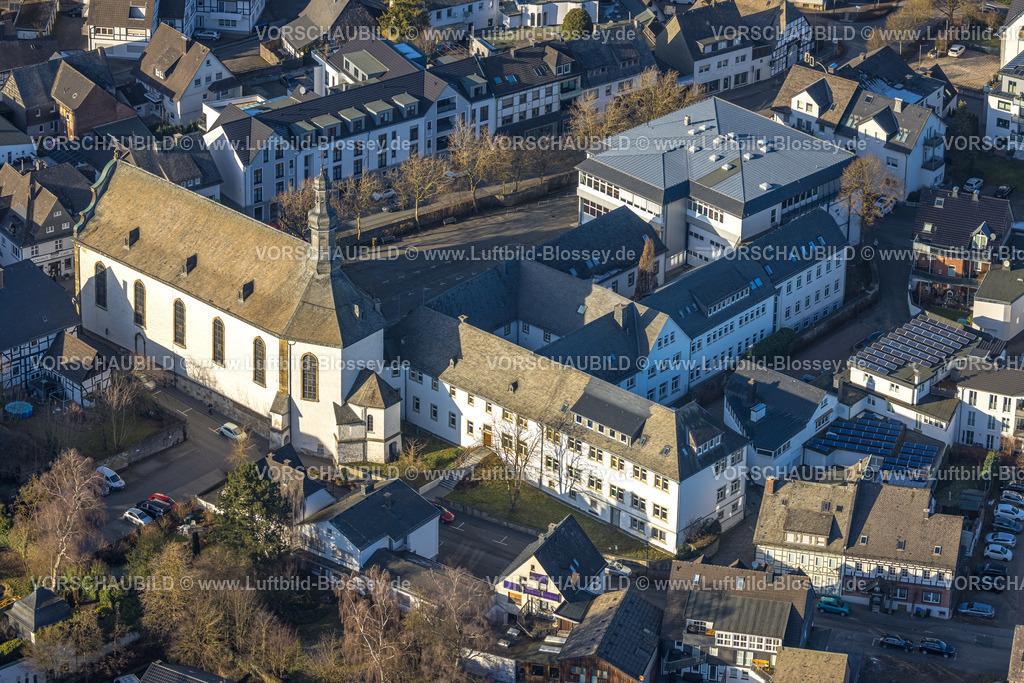Brilon260104601 | Luftbild, St. Nikolaikirche und Heinrich-Lübke-Schule, Brilon, Sauerland, Nordrhein-Westfalen, Deutschland