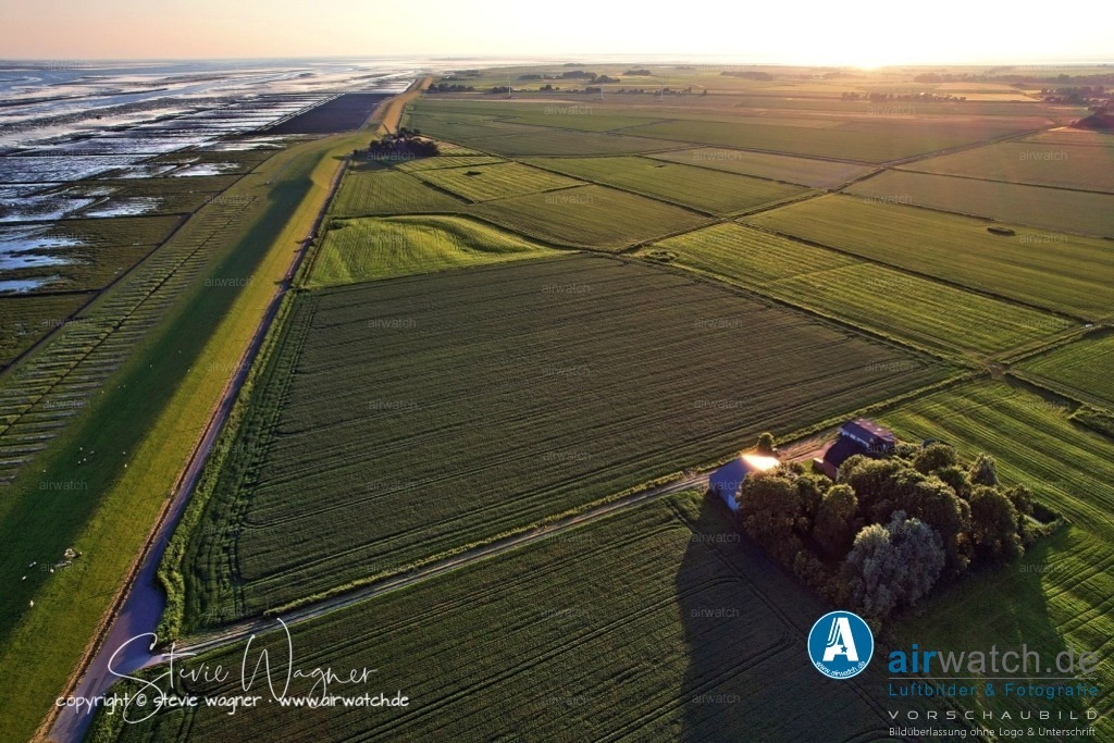 Luftbild Nordstrand, Suederhafen, An de Wehl, Evensbüller Chaussee, Husumer Bucht | Luftbild Nordstrand, Suederhafen, An de Wehl, Evensbüller Chaussee, Husumer Bucht - Die Ortschaft Nordstrand in Schleswig-Holstein liegt direkt an der Nordsee und ist bekannt für ihre reetgedeckten Häuser, das Weltnaturerbe Wattenmeer und idyllische Strandspaziergänge.