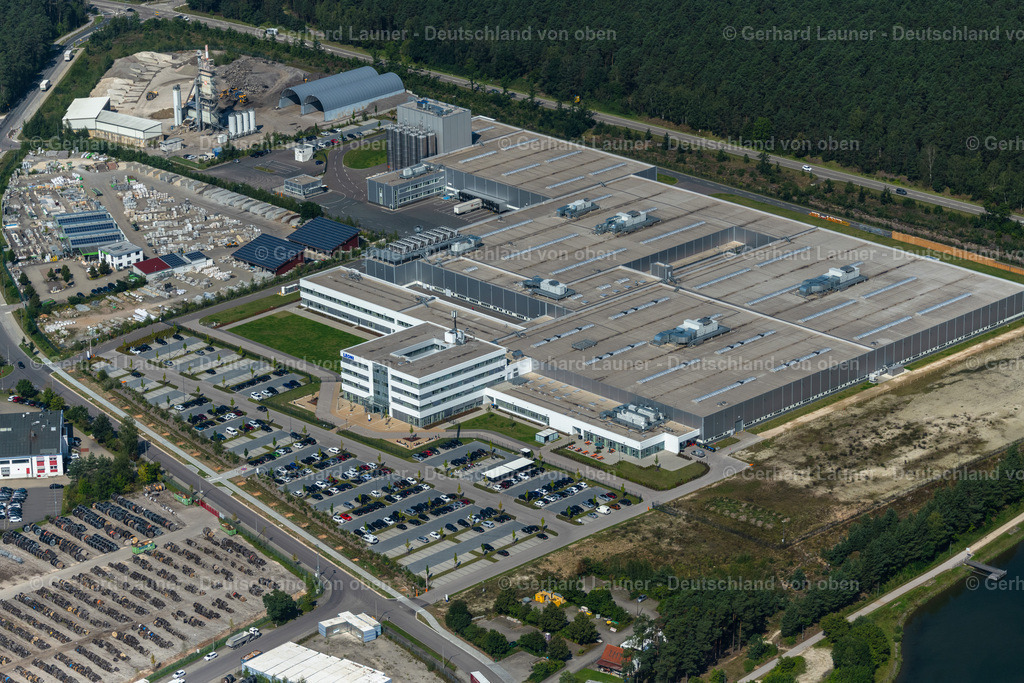 4050718 | ROTH 02.09.2021 Gebäude und Produktionshallen auf dem Fabrikgelände der "LEONI AG" An der Lände in Roth im Bundesland Bayern, Deutschland. // Building and production halls on the premises of the "LEONI AG" An of Laende in Roth in the state Bavaria, Germany. Foto: Gerhard Launer