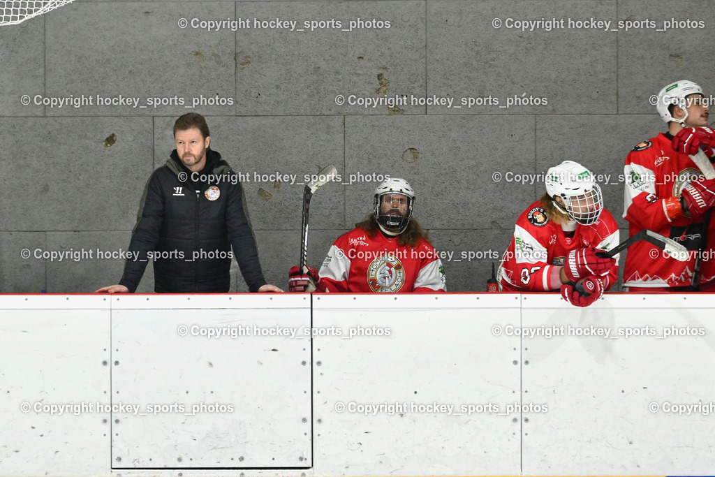 ESV Ferlach vs. UECR Eisbären Huben | Asisstentcoach Ferlach Kopeinig Wolfgang, Spielerbank ESv Ferlach, ESV Ferlach vs. UECR Eisbären Huben, ESV Ferlach vs. UECR Eisbären Huben am 31.10.2025 in Ferlach (HTC Eishalle Ferlach), Austria, (Photo by Bernd Stefan)