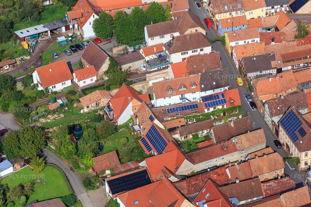 Luftbild: Am Pfarrgarten im Ortsteil Heuchelheim in Heuchelheim-Klingen im Bundesland Rheinland-Pfalz in Deutschland. Foto: IMG_072625.jpg vom 19.09.2014 durch Werner Riehm/FLY-FOTO.deAuflösung des Originals: 5472 x 3648 px